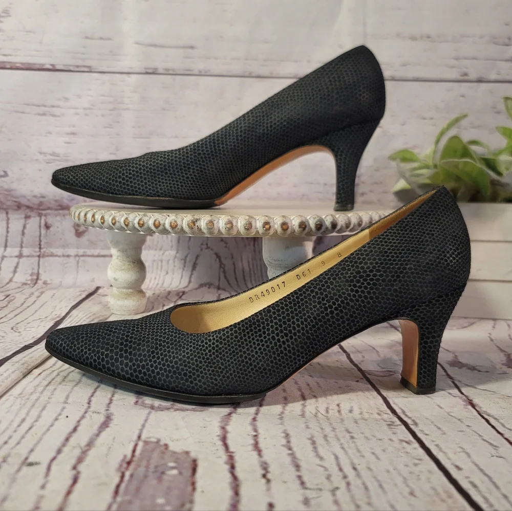 Vintage Salvatore Ferragamo Black Pebble Textured Suede Low Heel Pumps Italy 9B